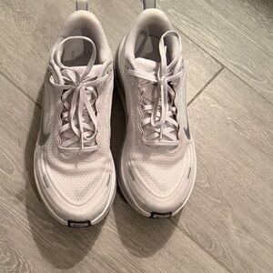 Nike vomero plus White Running Sneakers with Silver Swoosh